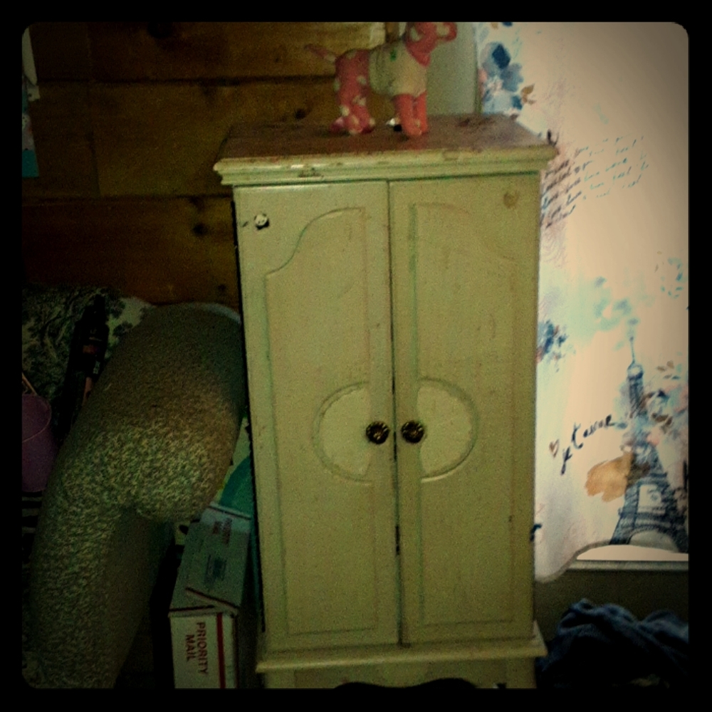 Jewelry cabinet